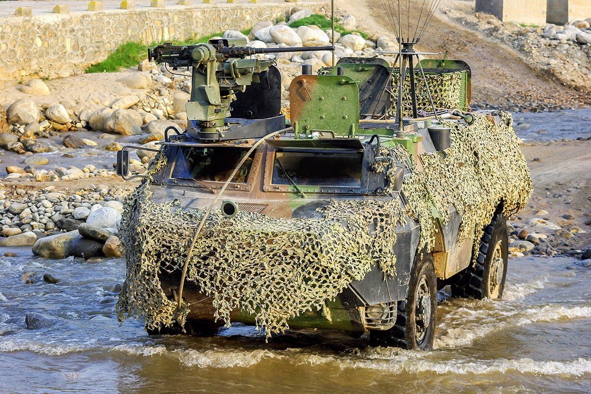 Carrarmato mimetizzato in un fiume