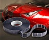Immagine di una vettura rossa che rappresenta gli sfiati automotive GORE®.