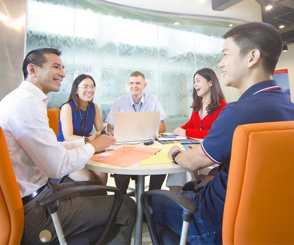 Associati seduti attorno a un tavolo in una sala riunioni.